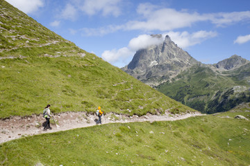 Fototapeta na wymiar Two girls hiking in the Ayous Lakes Pyrenees, France, with the Midi peak behind