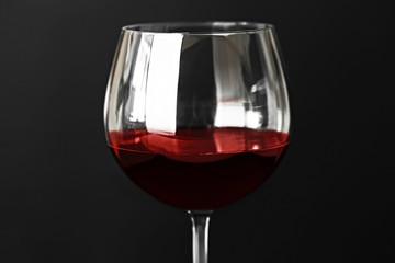Fototapety  Czerwone wino na ciemnym tle