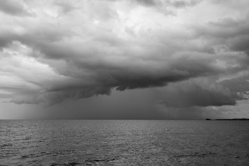 Obraz premium Rain storms are happening at sea.
