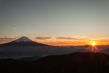 ｢富士山と夕陽｣

山梨県　三つ峠山より撮影