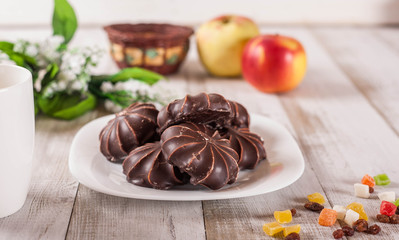 Glazed meringue and candied fruits