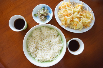 そうめんと野菜かき揚げ
