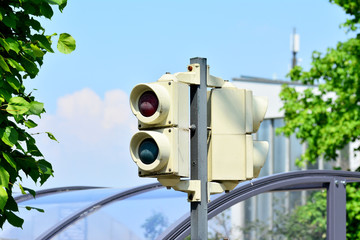 Kleine Rot-Grün-Ampel mit Schwalbenschwanz