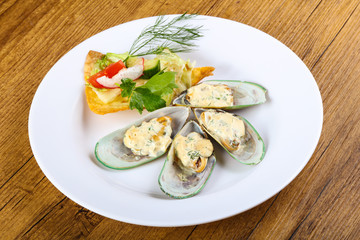 Baked mussels in cream sauce