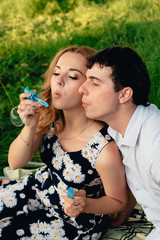 Obraz premium lovers on a picnic in the summer under a tree