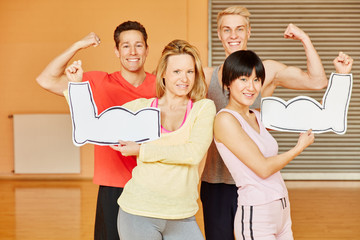 Freunde mit Muskeln im Fitnesscenter