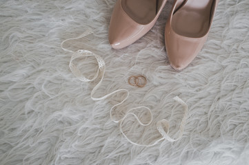 Beige shoes and rings 6207.
