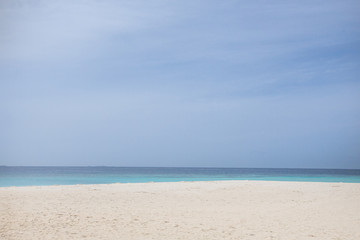 Fototapeta na wymiar white sand beach on a nice day