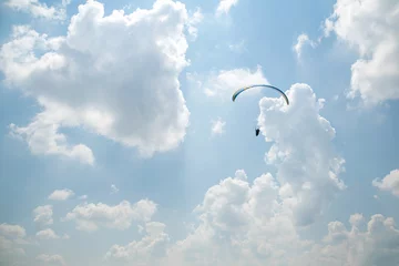 Fototapete Luftsport Gleitschirm am blauen Himmel, große blaue Wolken