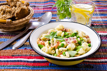 Pasta with bacon and vegetables