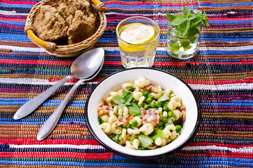 Pasta with bacon and vegetables