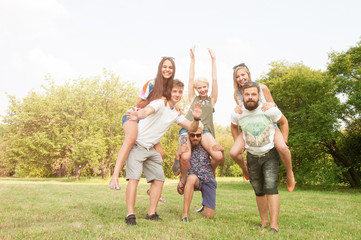 Obraz premium Group of friends having fun in a park on a sunny day