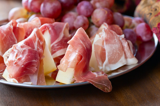  jamon with melon and grape
