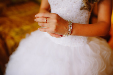 Obraz na płótnie Canvas The bride is wearing a bracelet
