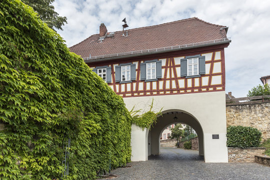 K&uuml;sterhaus an der katholischen Kirche St. Peter und Paul in Hochheim am Main