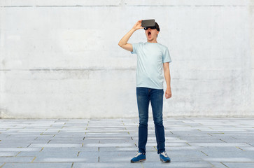 Obraz na płótnie Canvas man in virtual reality headset or 3d glasses