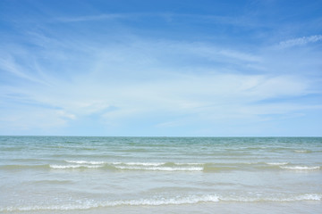 Fototapeta na wymiar tropical sea and blue sky