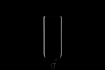 Sektglas vor schwarzem Hintergrund