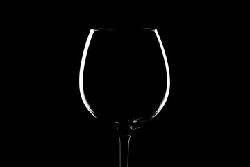 Weinglas vor schwarzem Hintergrund