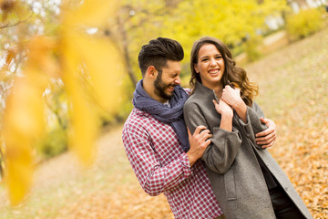 Fototapeta premium Young couple in the autumn park