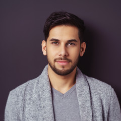 Obraz premium portrait vor grauer wand