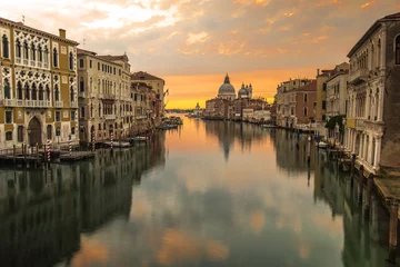 Fototapeten Reflexion der Stadt Venedig mit Blick auf den Sonnenaufgang © Pattanasak Suksri