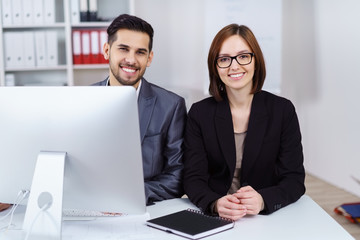 lächelnde mitarbeiter in einem büro