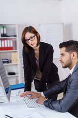 seriöses team arbeitet zusammen