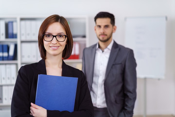 selbstbewusste geschäftsfrau mit unterlagen im büro