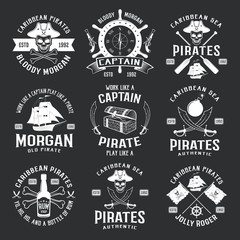 Obraz premium Monochromatyczne emblematy piratów z Karaibów