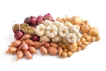 Verschiedene Zwiebeln, Schalotten und Knoblauch