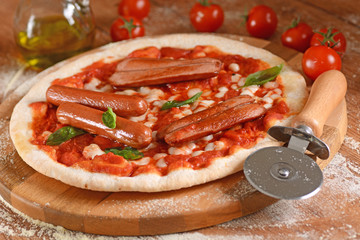 pizza margherita con wurstel