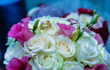 Bridal bouquet and weddind ringss isolated on bokeh background