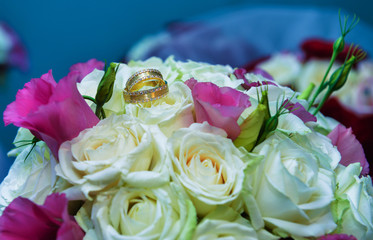 Bridal bouquet and weddind ringss isolated on bokeh background