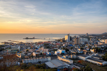 Obraz premium Sunset landscape view of fisherman village and pier bridge at Sr