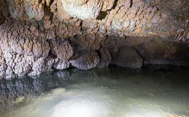 Tropfsteinhöle im Berg