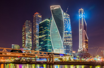 Panele Szklane Podświetlane  Nocny widok na Moscow International Business Center, zwane także Moscow City to dzielnica handlowa w centrum Moskwy w Rosji.