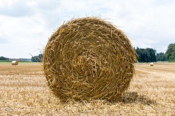 Stroh in Strohballen im Sommer
