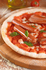 pizza margherita con wurstel