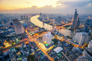 Fototapeta na wymiar bangkok cityscape and chaopraya river main river of Thailand in