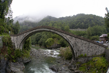 Fototapeta na wymiar Karadeniz'de eski taş köprü ve fırtına deresi