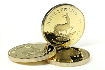 Südafrikanische Krügerrand Goldmünzen isoliert auf weißem Hintergrund