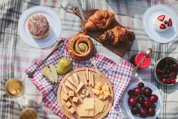 Foto op Plexiglas Picknick zomerpicknick op het tapijt. Fruit, bessen, gebak en kaas