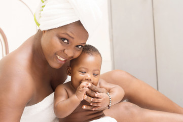 famille  joyeuse,M&egrave;re et b&eacute;b&eacute; jouant ensemble sur le lit