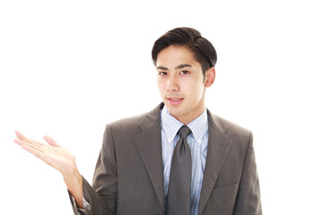 案内する笑顔のビジネスマン