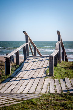 Una escalera de madera en una playa de Andalucia, en Espa&ntilde;a