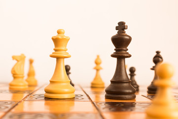 Scacchi fotografati su una scacchiera