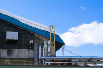 屋根の氷柱と青空