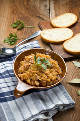 Świeży bigos na drewnie