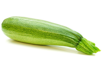 Frische Zucchini isoliert